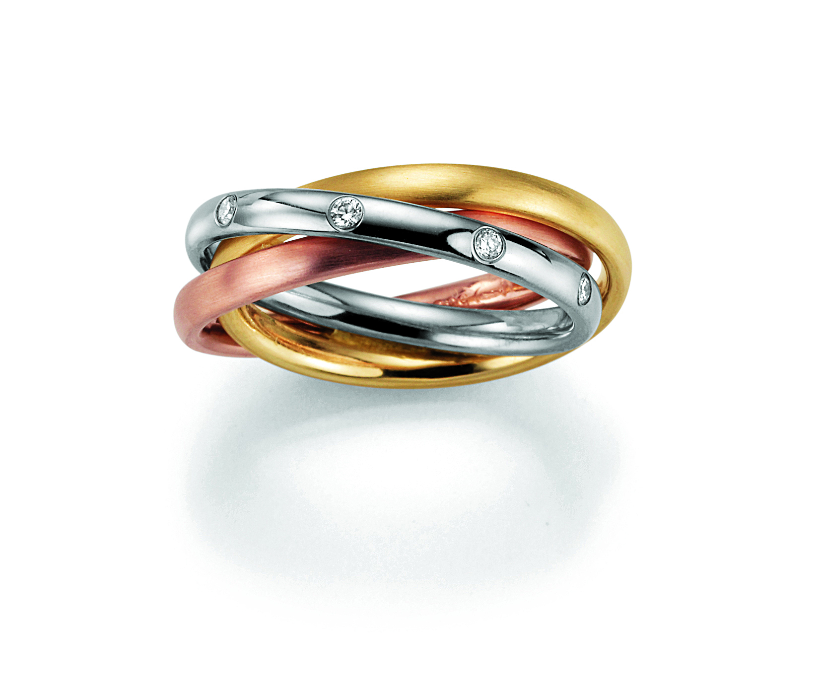 Eleganter Tricolor-Ring aus Gelb-, Weiß- und Roségold. Die ineinander verschlungenen Ringschienen symbolisieren Verbundenheit und sind mit dezenten Brillanten verziert.