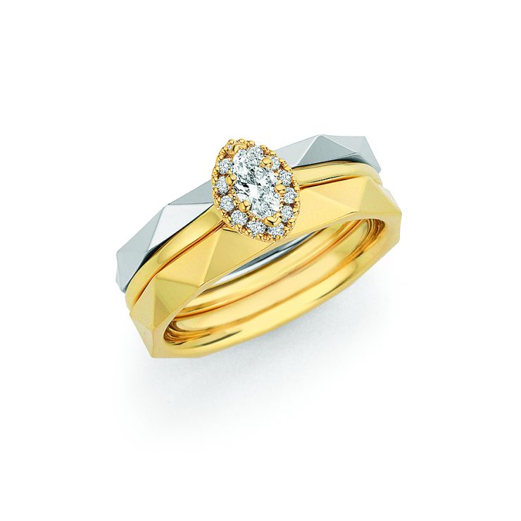 Eleganter Bicolor-Ring aus Gelb- und Weißgold mit facettiertem Design. Ein zentraler Diamant wird von einem funkelnden Halo aus kleineren Diamanten umrahmt und verleiht dem Ring eine moderne, luxuriöse Ausstrahlung.