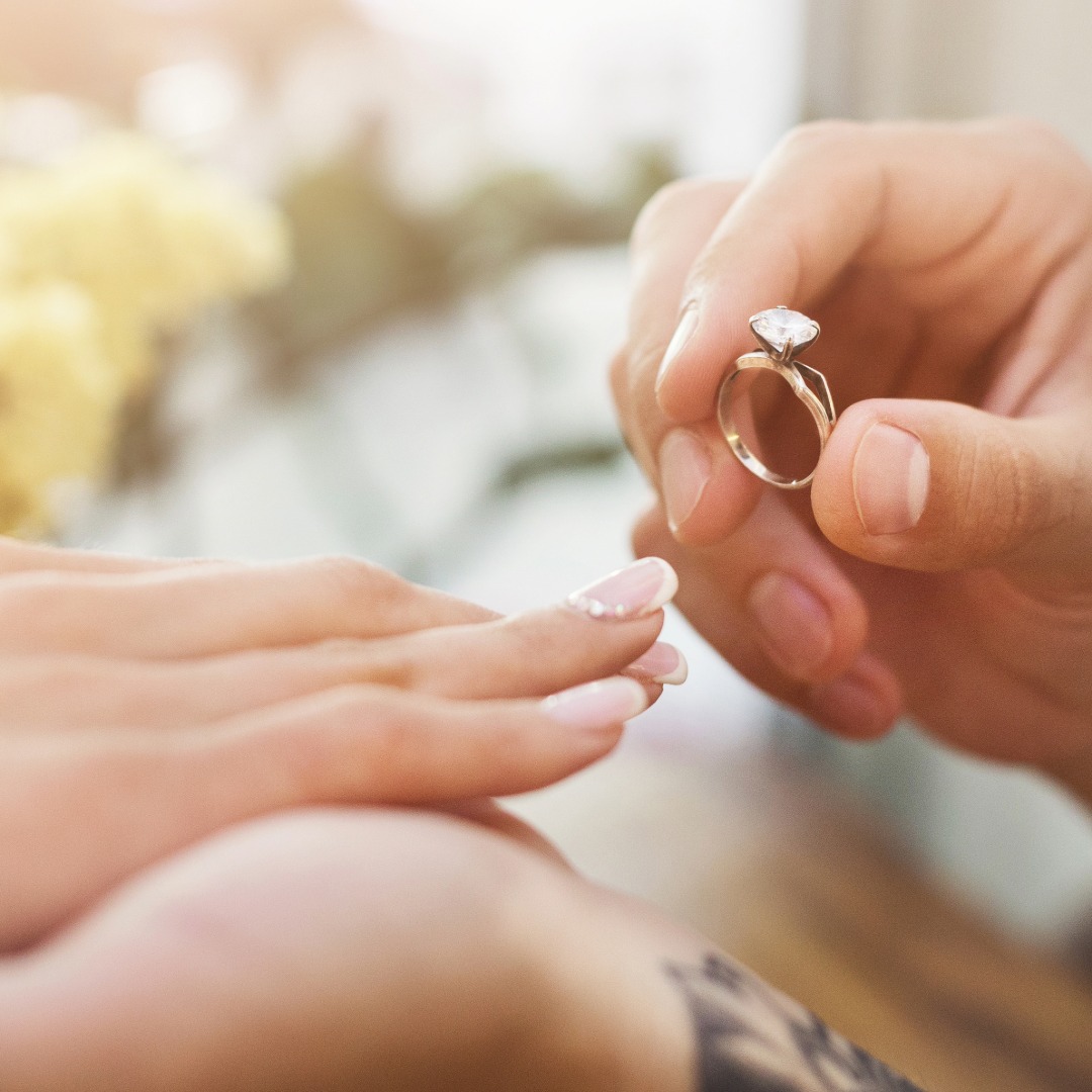 Ein funkelnder Verlobungsring wird behutsam an den Finger gesteckt und symbolisiert Liebe, Vertrauen und den Beginn eines gemeinsamen Lebenswegs. Die emotionale Szene fängt einen unvergesslichen Augenblick voller Romantik und Verbundenheit ein.