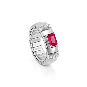 Moderner silberfarbener Stretch-Ring mit rechteckigem pinkem Schmuckstein als Blickfang sowie funkelnden klaren Schmucksteinen auf hellem Hintergrund