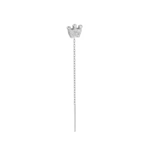 Eleganter silberfarbener Ohrstecker in Kronenform mit funkelnden Zirkonia-Steinen und feinem Kettenanhänger für einen modernen, edlen Look