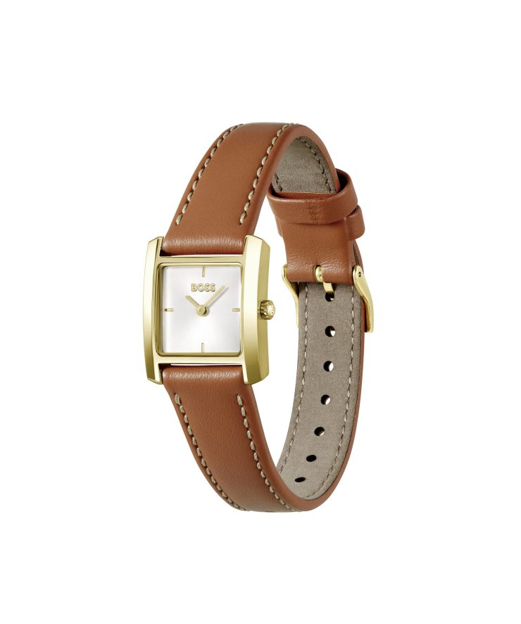 Analog-Armbanduhr von BOSS mit einem rechteckigen Gehäuse in Goldoptik, silbernem Zifferblatt mit goldfarbenen Zeigern und Stundenmarkierungen sowie einem braunen Lederarmband mit Kontrastnähten, dargestellt in einer schrägen Seitenansicht.