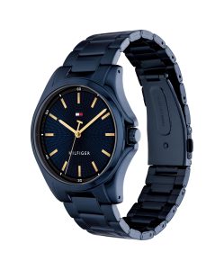 Tommy Hilfiger Armbanduhr mit blauem, strukturiertem Zifferblatt, goldfarbenen Stundenmarkierungen und Zeigern, blauem Edelstahlgehäuse und -armband sowie minimalistischem Dreizeiger-Design auf hellem Hintergrund