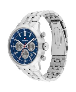 Tommy Hilfiger Chronographen-Armbanduhr mit blauem Zifferblatt, drei silbernen Hilfszifferblättern, Datumsanzeige, rotem Sekundenzeiger und einem silberfarbenen Edelstahlgehäuse und -armband auf hellem Hintergrund