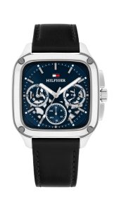Tommy Hilfiger Armbanduhr mit silberfarbenem quadratischem Gehäuse, blauem Zifferblatt im Skelett-Stil mit sichtbaren, mechanisch inspirierten Details, drei Multifunktions-Hilfszifferblättern und einem schwarzen Lederarmband auf hellem Hintergrund