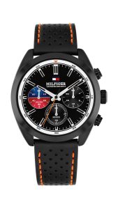 Tommy Hilfiger Chronographen-Armbanduhr mit schwarzem Zifferblatt, drei Hilfszifferblättern, schwarzem Gehäuse, orangefarbenem Sekundenzeiger und einem schwarzen perforierten Lederarmband mit orangefarbenen Ziernähten auf hellem Hintergrund
