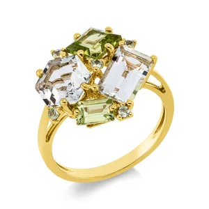 Eleganter goldfarbener Ring mit einer Komposition aus facettierten rechteckigen und achteckigen Schmucksteinen in Grün und Kristallklar, ergänzt durch kleine funkelnde Akzentsteine auf hellem Hintergrund