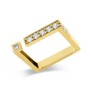 Moderner goldfarbener Ring mit offenem, geometrischem Design. Die obere Schiene ist mit funkelnden runden Schmucksteinen besetzt, ergänzt durch einen einzelnen quadratischen Schmuckstein am gegenüberliegenden Ende, präsentiert auf hellem Hintergrund