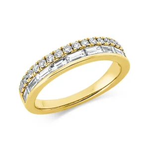 Eleganter goldfarbener Ring mit einer Reihe rechteckiger klarer Schmucksteine in der Mitte und einer oberen Reihe runder funkelnder Schmucksteine, präsentiert auf hellem Hintergrund