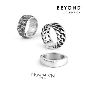 Drei silberfarbene Ringe aus der Beyond Collection in unterschiedlichen Designs: mit strukturierter Oberfläche, Kettenoptik und glatter geometrischer Form auf hellem Hintergrund