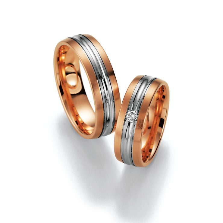 Elegantes Partnerring-Set in Bicolor-Optik mit roségoldfarbenen Außenseiten und silberfarbener Mittelbahn. Die matte Oberfläche wird durch polierte Akzente stilvoll ergänzt. Einer der Ringe ist mit einem funkelnden klaren Zirkonia besetzt und verleiht dem Set eine besondere, hochwertige Ausstrahlung. Ideal als Trau-, Verlobungs- oder Freundschaftsringe.