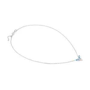 Zarte silberfarbene Halskette mit einem eleganten Schmetterlingsanhänger. Die Flügel sind mit funkelnden blauen und klaren Kristallen besetzt und verleihen dem Schmuckstück eine feminine, leichte und verspielte Ausstrahlung.