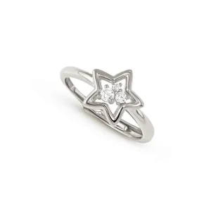 Feiner silberfarbener Ring mit offen gestaltetem Stern-Motiv und klaren funkelnden Schmucksteinen in der Mitte auf hellem Hintergrund