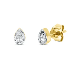 Klassische Ohrstecker in Goldoptik mit funkelndem, tropfenförmig geschliffenem weißem Zirkonia. Das elegante Solitär-Design unterstreicht die Brillanz des Steins und verleiht jedem Look eine zeitlose und feminine Note – ideal für Alltag und besondere Anlässe.