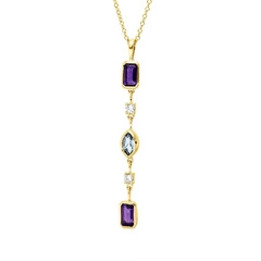 Elegante goldfarbene Halskette mit vertikal angeordnetem Anhänger aus facettierten Schmucksteinen. Zwei rechteckige violette Steine werden durch einen marquiseförmigen kristallklaren Stein und funkelnde Zirkonia-Akzente verbunden und sorgen für einen edlen, stilvollen Look.