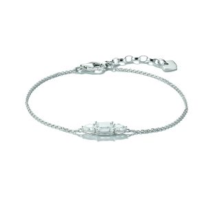 Feines silberfarbenes Armband mit drei weißen Kristallen in unterschiedlichen Schliffformen als zentrales Schmuckelement sowie verstellbarem Kettenverschluss