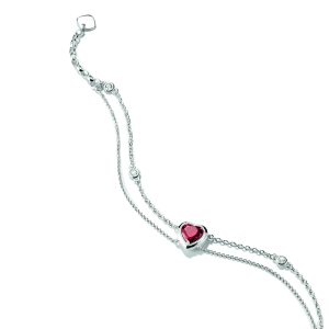 Filigranes silberfarbenes Armband mit herzförmigem rotem Edelstein in Herzfassung sowie kleinen funkelnden Zirkonia-Akzenten auf hellem Hintergrund