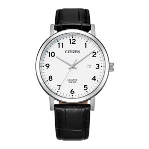 Citizen Quarz-Armbanduhr mit weißem Zifferblatt, schwarzen arabischen Ziffern, Datumsanzeige und schwarzem Lederarmband, frontal dargestellt. Wasserdicht bis 50 Meter.