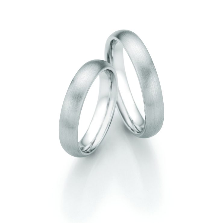 Zeitloses Partnerring-Set in schlichter, eleganter Ausführung mit mattierter Oberfläche in Silberoptik. Das puristische Design ohne Steinbesatz unterstreicht die symbolische Bedeutung von Verbundenheit, Liebe und Beständigkeit. Ideal als Trau-, Verlobungs- oder Freundschaftsringe für Paare, die klassische Eleganz schätzen.