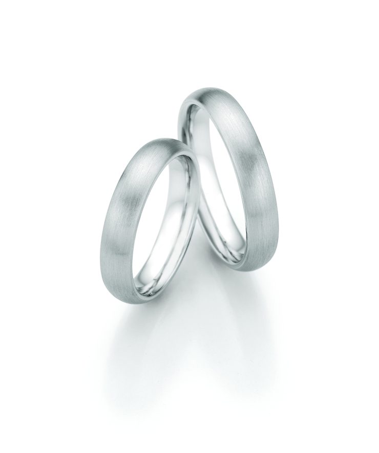 Zeitloses Partnerring-Set in schlichter, eleganter Ausführung mit mattierter Oberfläche in Silberoptik. Das puristische Design ohne Steinbesatz unterstreicht die symbolische Bedeutung von Verbundenheit, Liebe und Beständigkeit. Ideal als Trau-, Verlobungs- oder Freundschaftsringe für Paare, die klassische Eleganz schätzen.