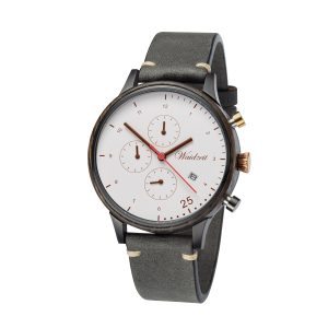 Freigestellte Produktaufnahme einer Waidzeit Chronographenuhr mit weißem Zifferblatt, dunkler Holzlünette und grauem Lederarmband mit heller Kontrastnaht. Die Uhr verfügt über drei Hilfszifferblätter, eine Datumsanzeige, roségoldfarbene Zeiger, einen roten Sekundenzeiger sowie elegante Akzente aus Holz, Leder und Metall.