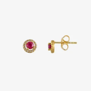 Elegante Ohrstecker in Goldoptik mit leuchtend rotem, rund geschliffenem Mittelstein, umrahmt von einem Halo aus funkelnden weißen Zirkonia. Das klassische Design verbindet zeitlose Eleganz mit farbiger Brillanz und eignet sich ideal für festliche Anlässe sowie stilvolle Alltagslooks.
