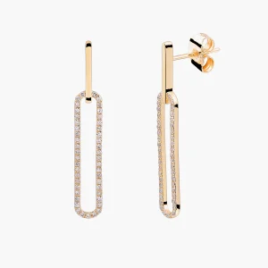 Goldene Ohrhänger im länglichen Paperclip-Design mit funkelndem Steinbesatz auf hellem Hintergrund