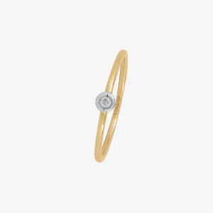 Zarter goldfarbener Ring mit einem einzelnen funkelnden weißen Zirkonia in moderner silberfarbener Zargenfassung. Das filigrane, minimalistische Design vereint klassische Eleganz mit zeitloser Schlichtheit und eignet sich ideal als dezenter Begleiter für jeden Tag, präsentiert auf hellem Hintergrund