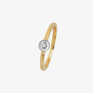 Feiner goldfarbener Ring mit einem einzelnen funkelnden weißen Zirkonia in moderner Zargenfassung. Das minimalistische zweifarbige Design kombiniert eine schlanke Ringschiene in Goldoptik mit einer silberfarbenen Fassung und verleiht dem Schmuckstück eine elegante, zeitlose Ausstrahlung, präsentiert auf hellem Hintergrund