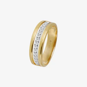 Eleganter goldfarbener Ring in klassischer Bandform mit einer mittig verlaufenden Reihe funkelnder weißer Zirkonia. Das zeitlose Design kombiniert polierte Goldoptik mit strahlendem Steinbesatz und eignet sich ideal als stilvolles Schmuckstück für jeden Anlass, präsentiert auf hellem Hintergrund