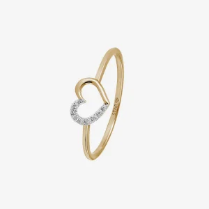 Filigraner goldfarbener Ring mit offenem Herzmotiv. Das Herz wird durch eine geschwungene Form gestaltet und ist teilweise mit funkelnden weißen Zirkonia besetzt, wodurch ein eleganter und romantischer Look entsteht, präsentiert auf hellem Hintergrund