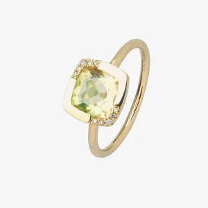 Eleganter Ring aus Gelbgold mit einem facettierten, hellgrünen Schmuckstein im quadratisch abgerundeten Schliff. Der zentrale Stein wird von einer modernen Fassung umrahmt und durch kleine funkelnde weiße Schmucksteine an den Ecken stilvoll akzentuiert. Die schlanke Ringschiene unterstreicht das raffinierte und feminine Design, präsentiert auf hellem Hintergrund