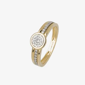 Edler Ring aus Gelbgold 585 mit rundem Diamant-Cluster in moderner Zargenfassung. Die Ringschiene ist beidseitig mit funkelnden Diamanten besetzt und verleiht dem Schmuckstück eine elegante, luxuriöse Ausstrahlung. Das zeitlose Design kombiniert klassische Eleganz mit raffinierter Brillanz, präsentiert auf hellem Hintergrund