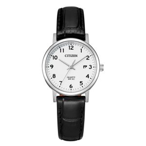 Citizen Quarz-Armbanduhr mit weißem Zifferblatt, schwarzen arabischen Ziffern, Datumsanzeige und schwarzem Lederarmband, frontal dargestellt. Wasserdicht bis 50 Meter.