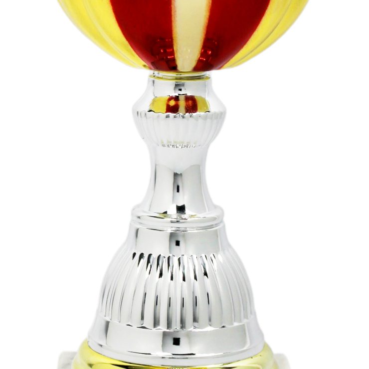 Goldener Pokal mit silbernem Stiel auf weißem Marmorsockel