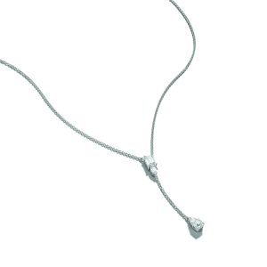 Elegante silberfarbene Y-Halskette mit funkelnden weißen Schmucksteinen in verschiedenen Schliffformen auf hellem Hintergrund