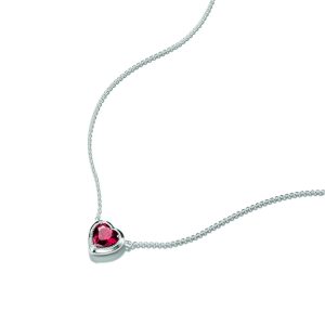 Elegante silberfarbene Halskette mit herzförmigem rotem Schmuckstein als zentrales Element auf hellem Hintergrund