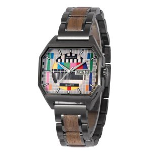 Waidzeit-Armbanduhr mit einem Retro-Testmuster-Zifferblatt, schwarzem achteckigem Gehäuse, Wochentags- und Datumsanzeige und einem schwarzen Metallarmband mit Holzeinlagen auf hellem Hintergrund