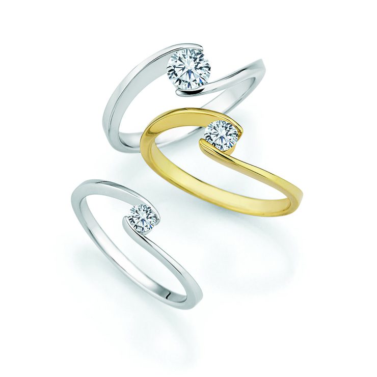Zeitlose Verlobungsringe mit elegantem, offenem Design und funkelndem Solitär-Brillanten. Die geschwungene Ringschiene umrahmt den Diamanten auf moderne Weise und verleiht ihm eine schwebende Optik. Erhältlich in Gelbgold und Weißgold, vereinen diese Ringe minimalistischen Stil, hochwertige Verarbeitung und klassische Eleganz – perfekt als Symbol für Liebe, Verlobung und besondere Momente.