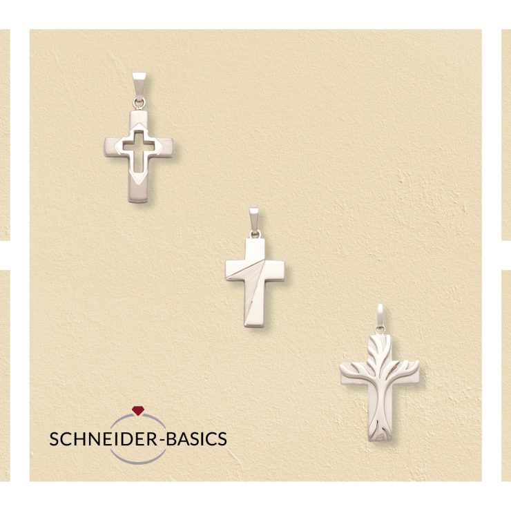 Sieben silberne Anhänger mit christlichen Motiven wie Taube, Kreuz, Engel und Heiligenfigur auf beigem Hintergrund.