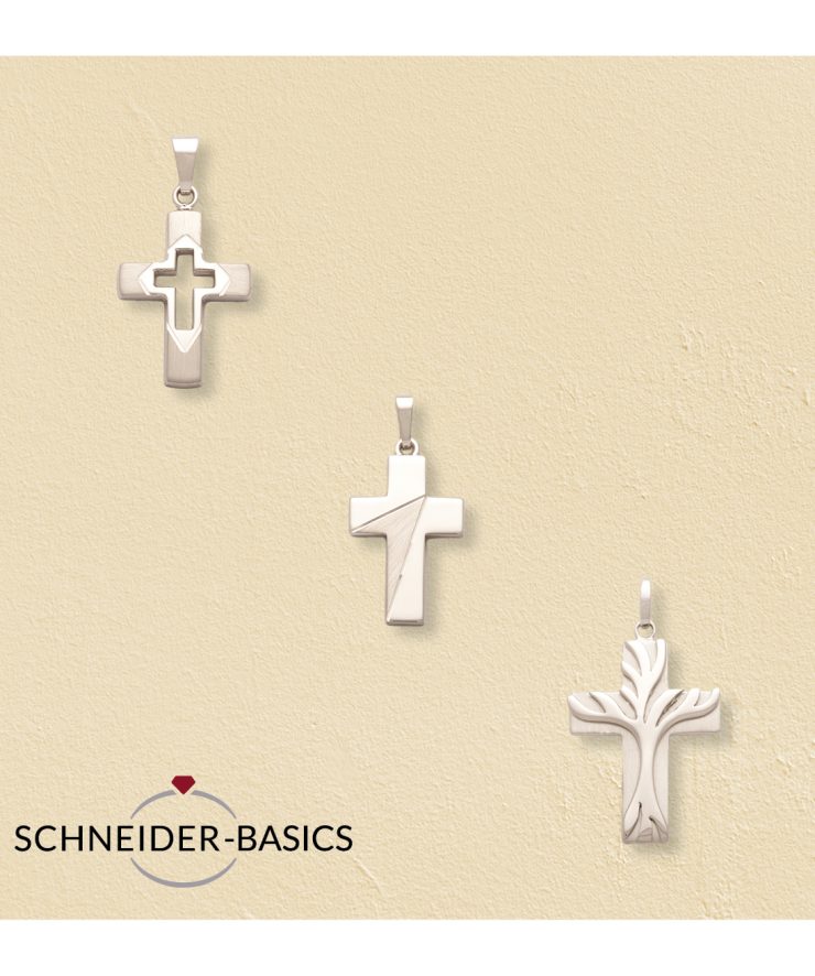 Sieben silberne Anhänger mit christlichen Motiven wie Taube, Kreuz, Engel und Heiligenfigur auf beigem Hintergrund.