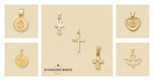 Kollektion verschiedener religiöser Goldanhänger mit Engelsmotiv, Herzanhänger, Kreuzanhängern, Ankh-Kreuz, Taubenanhänger und Benediktus-Medaille auf hellem Hintergrund.
