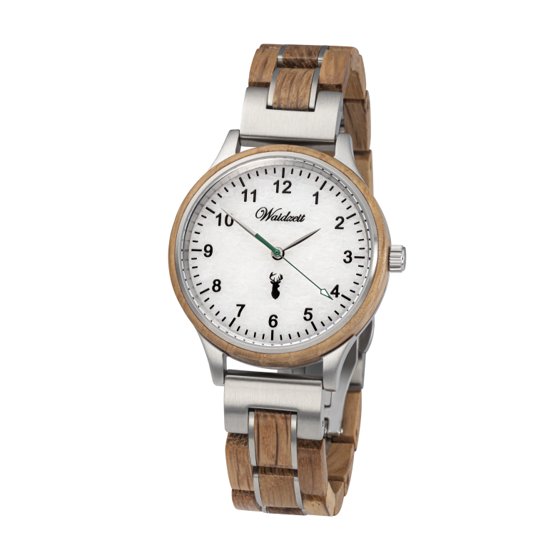 Waidzeit Holzarmbanduhr mit weißem Zifferblatt und schwarzen Ziffern, silberfarbenem Gehäuse, Armband aus Naturholz, grünem Sekundenzeiger und Hirschsilhouette auf transparentem Hintergrund.