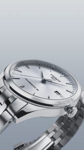 Elegante Tissot PR 100 Powermatic 80 Automatikuhr aus Edelstahl mit silbernem Sonnenschliff-Zifferblatt, Datumsanzeige und mehrgliedrigem Edelstahlarmband.