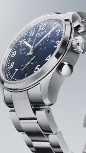 Hochwertige Tissot Chronograph-Armbanduhr aus Edelstahl mit blauem Zifferblatt, drei Hilfszifferblättern, markanten arabischen Ziffern und gebürstetem Edelstahlarmband.