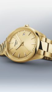 Elegante Tissot Armbanduhr in Goldoptik mit goldfarbenem Zifferblatt, schlichten Indizes, Datumsanzeige bei 3 Uhr und passendem Metallarmband.