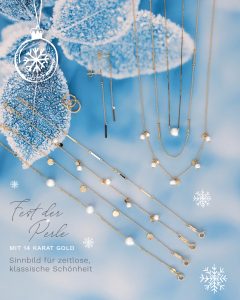 Mehrere filigrane Halsketten und Ohrringe aus 14-Karat-Gold mit Perlen liegen auf einem frostigen, blauen Hintergrund mit Eiskristallen.