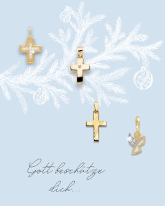 Vier goldene Anhänger in Kreuz- und Engelsform vor hellblauem Hintergrund mit weißen Weihnachtsornamenten und dem Schriftzug 'Gott beschütze dich'