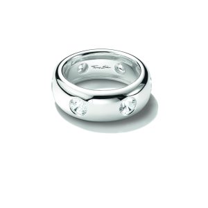 Moderner, breit gearbeiteter Ring aus poliertem Silber mit mehreren rund geschliffenen weißen Schmucksteinen in eingelassener Fassung. Das minimalistische Design kombiniert eine sanft gewölbte Ringschiene mit funkelnden Akzenten und verleiht dem Schmuckstück eine elegante, zeitgemäße Ausstrahlung, präsentiert auf hellem Hintergrund