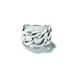 Markanter Ring aus poliertem Silber in angesagtem Kettenglieder-Design. Die miteinander verbundenen, großzügig geformten Glieder verleihen dem Schmuckstück eine moderne und ausdrucksstarke Optik. Die glänzende Oberfläche unterstreicht den trendigen Charakter und macht den Ring zu einem stilvollen Statement-Piece, präsentiert auf hellem Hintergrund